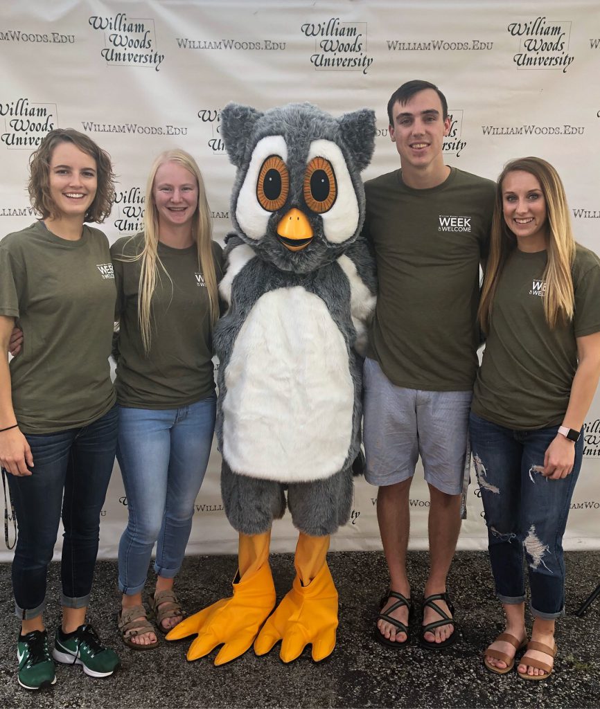 President's Twenty Members posing with Screech for the Week of Welcome